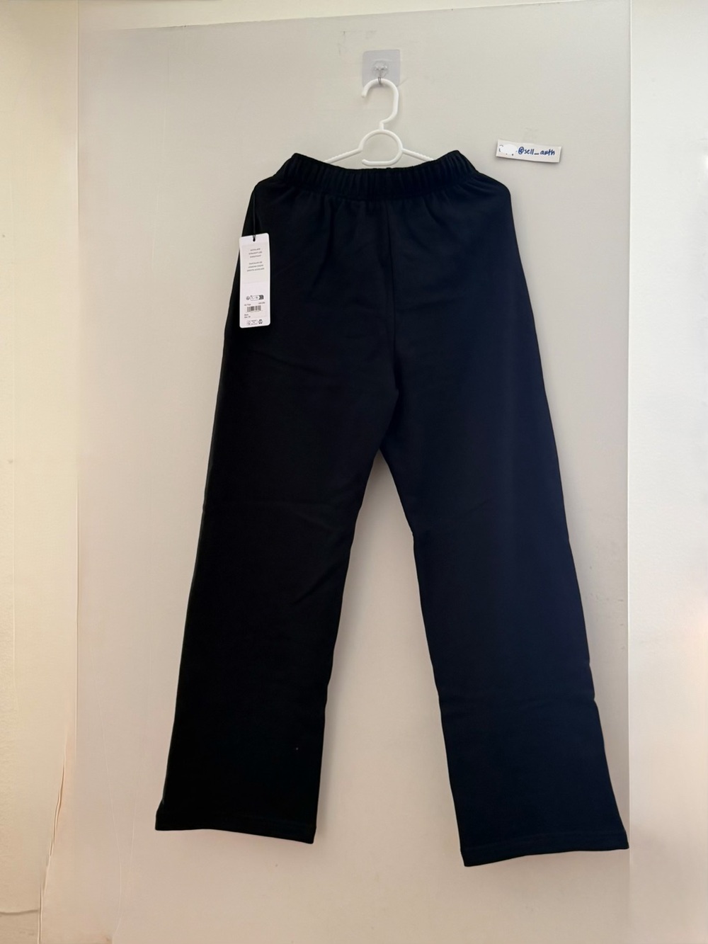 ALO Yoga Accolade Straight Leg Sweatpants Black - NEW❗️only $66+ offers accepted - Picture 2 of 5